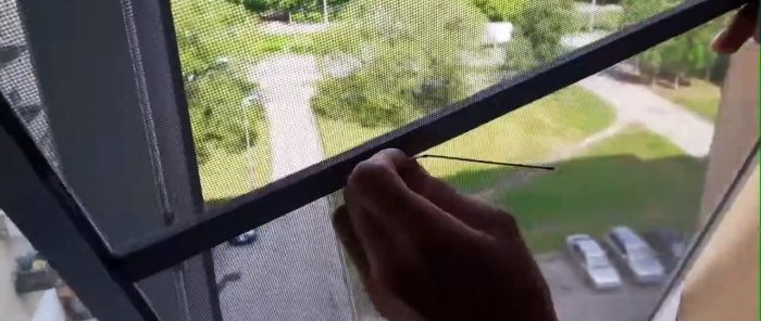 How to remove a mosquito net from a window if the handles are broken