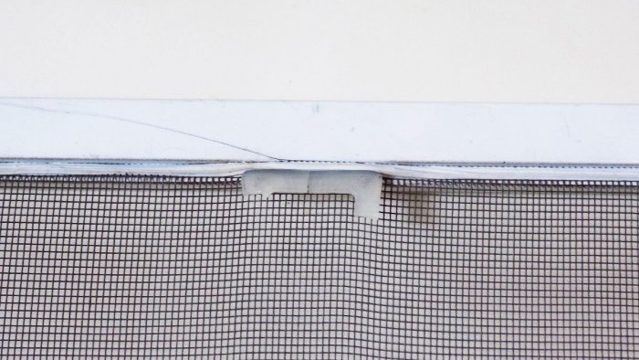 Comment retirer une moustiquaire d'une fenêtre si les poignées sont cassées