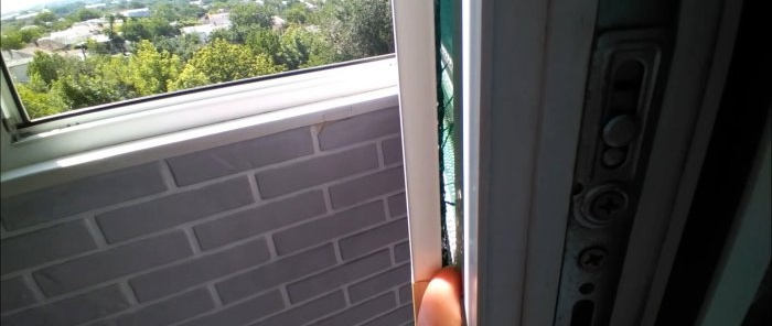 Πώς να προστατέψετε ένα μπαλκόνι ή ένα δωμάτιο από το άμεσο ηλιακό φως στη ζέστη του καλοκαιριού χρησιμοποιώντας μια κουνουπιέρα
