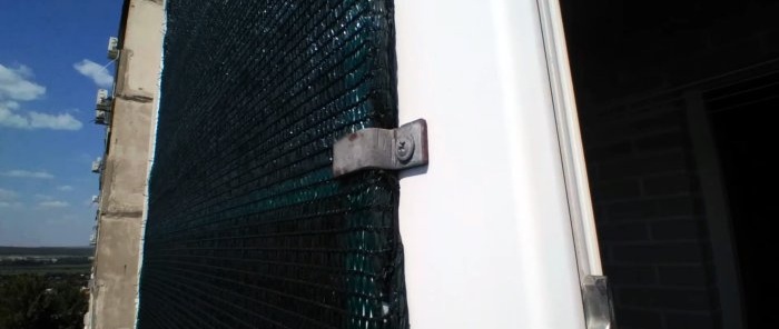 Hur man skyddar en balkong eller ett rum från direkt solljus i sommarvärmen med hjälp av ett myggnät