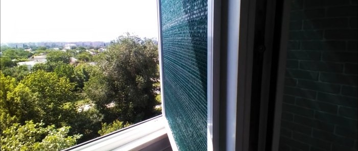Hur man skyddar en balkong eller ett rum från direkt solljus i sommarvärmen med hjälp av ett myggnät