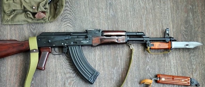 Why is the bayonet of the AK-74 assault rifle not sharp?
