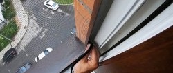 Come realizzare una zanzariera senza telaio per una finestra di plastica ad una frazione del costo