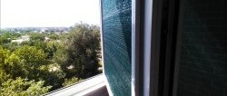 Hogyan védjük meg az erkélyt vagy a szobát a közvetlen napfénytől a nyári melegben szúnyogháló segítségével