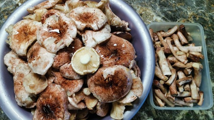 Une recette simple de champignons marinés à froid