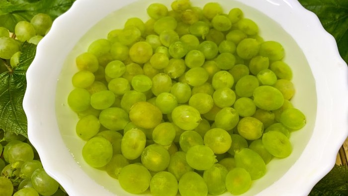 Cómo congelar uvas verdes para que las bayas no pierdan su forma original.