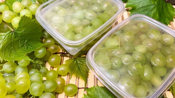 Wie man grüne Weintrauben einfriert, damit die Beeren ihre ursprüngliche Form nicht verlieren