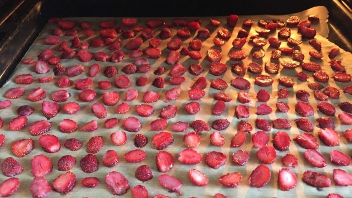 Cara betul mengeringkan strawberi di dalam ketuhar