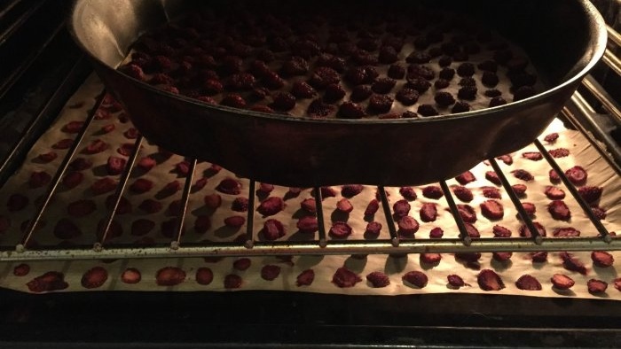 Как правилно да изсушите ягоди във фурната