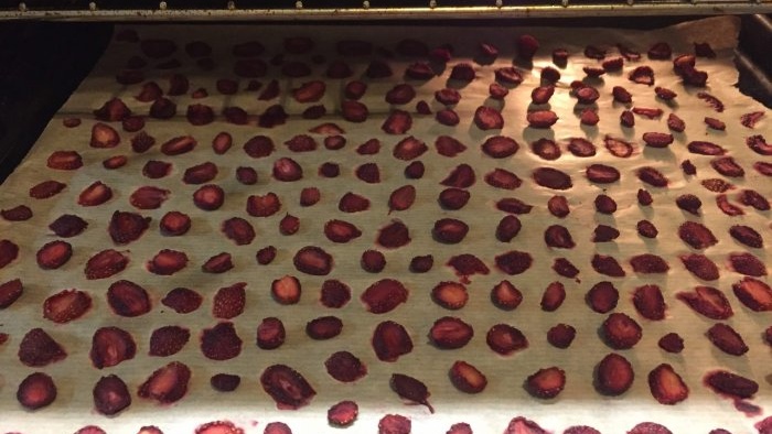 How to properly dry strawberries in the oven