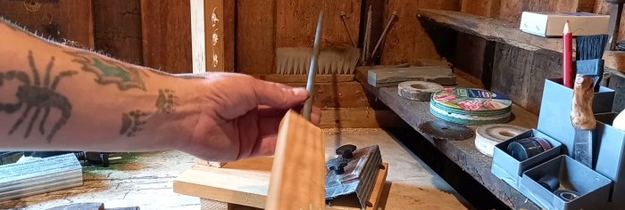 כיצד להרכיב משחיז סכינים באמצעות חומרי גרוטאות בלבד