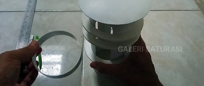 كيفية صنع مصباح حديقة حديث مقابل أجر ضئيل من الأنابيب البلاستيكية