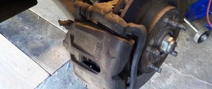 Como consertar uma pinça de freio presa