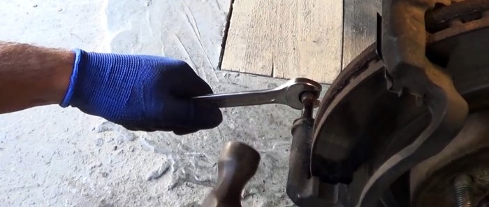 Come riparare una pinza freno bloccata