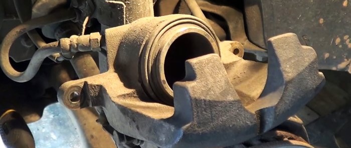 Comment réparer un étrier de frein coincé