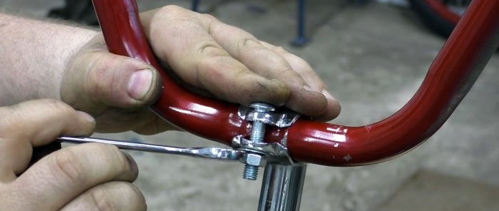 Scooter realizzato con una bicicletta e un motore per tosaerba