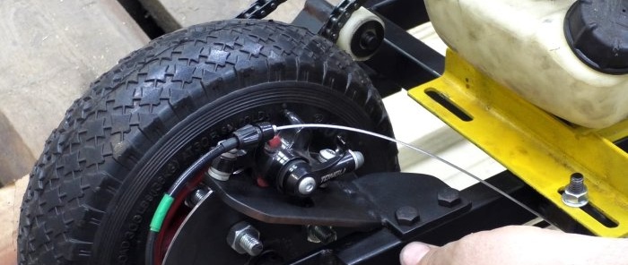 Motorni skuter napravljen od bicikla i motora kosilice