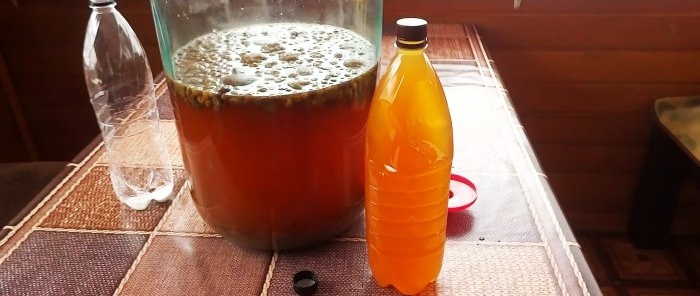 Den mest populære opskrift på hjemmelavet kvass lavet af sort brød