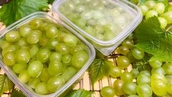 How to freeze green grapes so that the berries do not lose their original shape