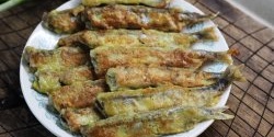 Makanan istimewa bajet: Cara menggoreng capelin dalam kuali dengan lazat