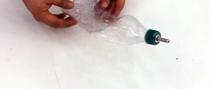 Domácí zvedák vyrobený z PET lahví Mistrovský trik