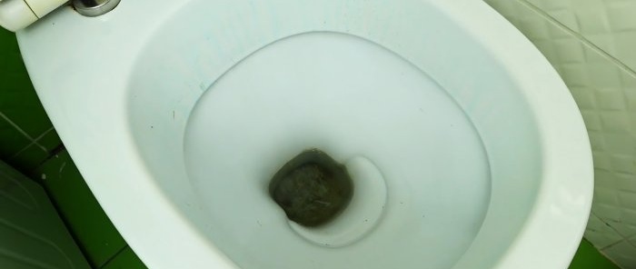 Jak snadno odstranit vodní kámen z toalety bez speciálního nářadí