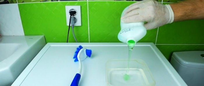 Ako jednoducho odstrániť vodný kameň z toalety bez špeciálnych nástrojov