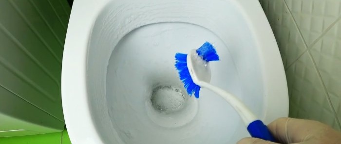 Hogyan távolítsuk el a vízkövet a WC-ről speciális szerszámok nélkül