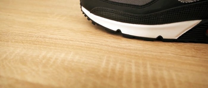 Et effektivt rengjøringsprodukt for lyse sko, tilgjengelig for alle