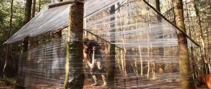 Wie man aus Plastikfolie eine Hütte baut, um im Sommer vor schlechtem Wetter und im Winter vor starkem Frost zu schützen