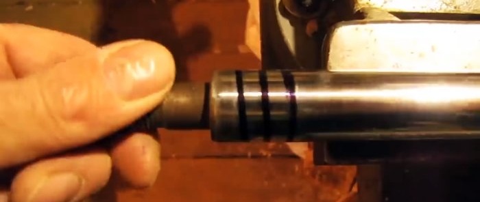 Wie man aus einer Stange ohne Drehmaschine eine Leitspindel für einen Schraubstock herstellt