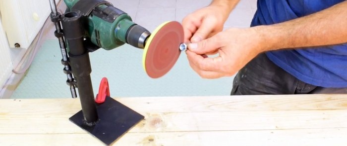 Hur man gör ett användbart stativ för en vinkelslip och en borr från tillgängliga material