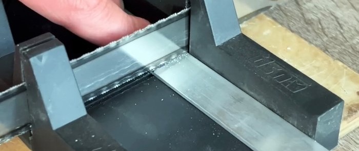 Un simple fixador de bricolatge per a una finestra de plàstic feta amb materials disponibles