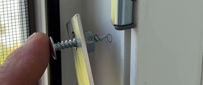 Een eenvoudige doe-het-zelf-fixer voor een kunststof raam gemaakt van beschikbare materialen