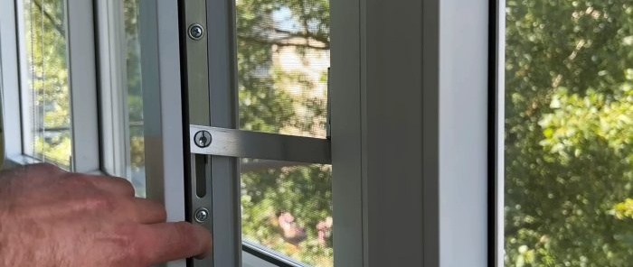 Un simple fixateur à faire soi-même pour une fenêtre en plastique fabriqué à partir des matériaux disponibles