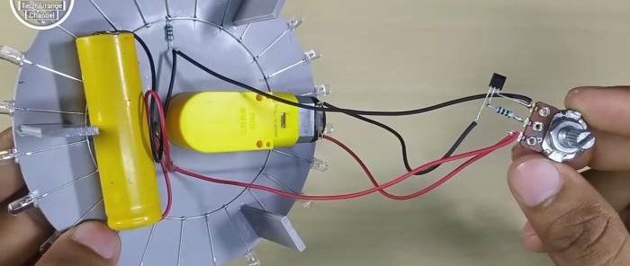 Kjørende blinklys uten transistorer og mikrokretser med valgfritt antall lysdioder