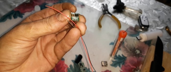 איך להכין מנורה מדהימה לפיד אלקטרוני עם אפקט מהבהב