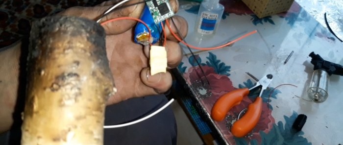 איך להכין מנורה מדהימה לפיד אלקטרוני עם אפקט מהבהב