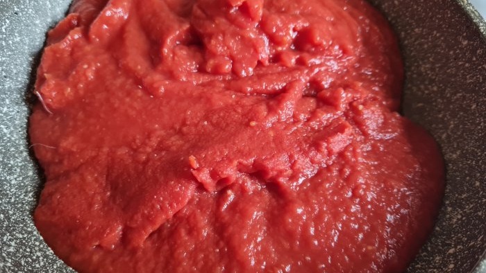 Ang recipe ng tomato paste ay hindi para sa mga tamad