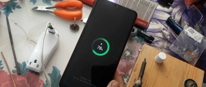 Hoe u uw smartphone in noodgevallen kunt opladen met batterijen