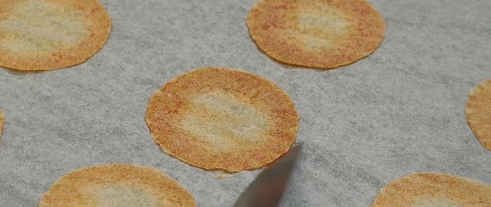 Krokante chips met uien zonder frituren of olie