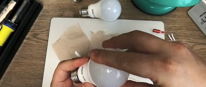 Pamatinstrukcijas, kā salabot LED lampu, nenomainot detaļas