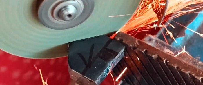 Hvordan lage en lås for en vogn-type dør fra metallrester
