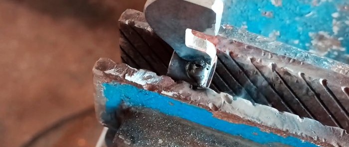 Comment fabriquer un loquet pour une porte de type chariot à partir de restes de métal