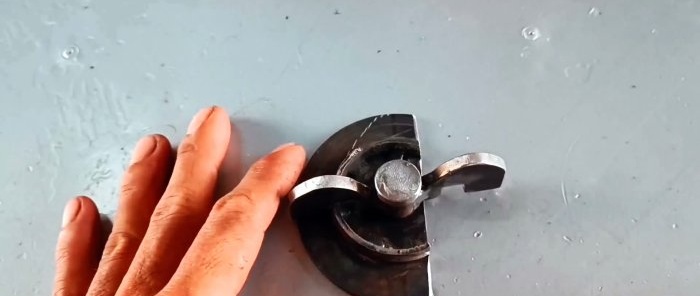 Cómo hacer un pestillo para una puerta tipo carruaje con restos de metal
