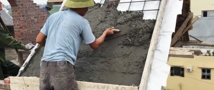 Hoe je een betonnen dak bouwt zonder mechanische middelen te gebruiken