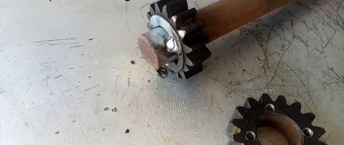 Kaip rankiniu įrankiu pasidaryti metalinį krepšį iš strypų