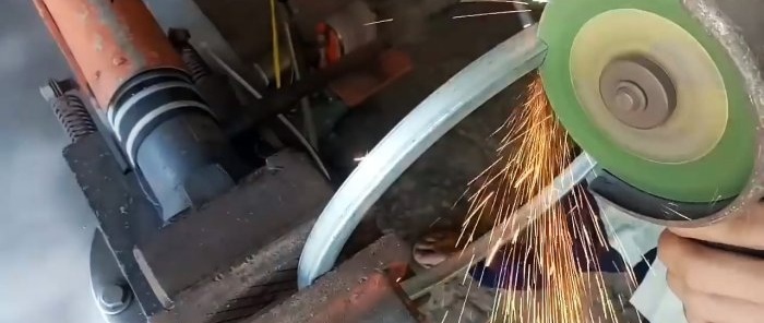 Wie man mit einem Handwerkzeug einen Metallkorb aus Stäben herstellt