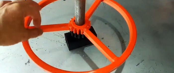 Wie man mit einem Handwerkzeug einen Metallkorb aus Stäben herstellt