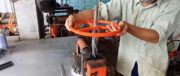 Kā no stieņiem izgatavot metāla grozu, izmantojot rokas instrumentu